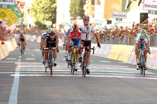 Mark Cavendish (HTC-Highroad) beats Appollonio and Petacchi to the line