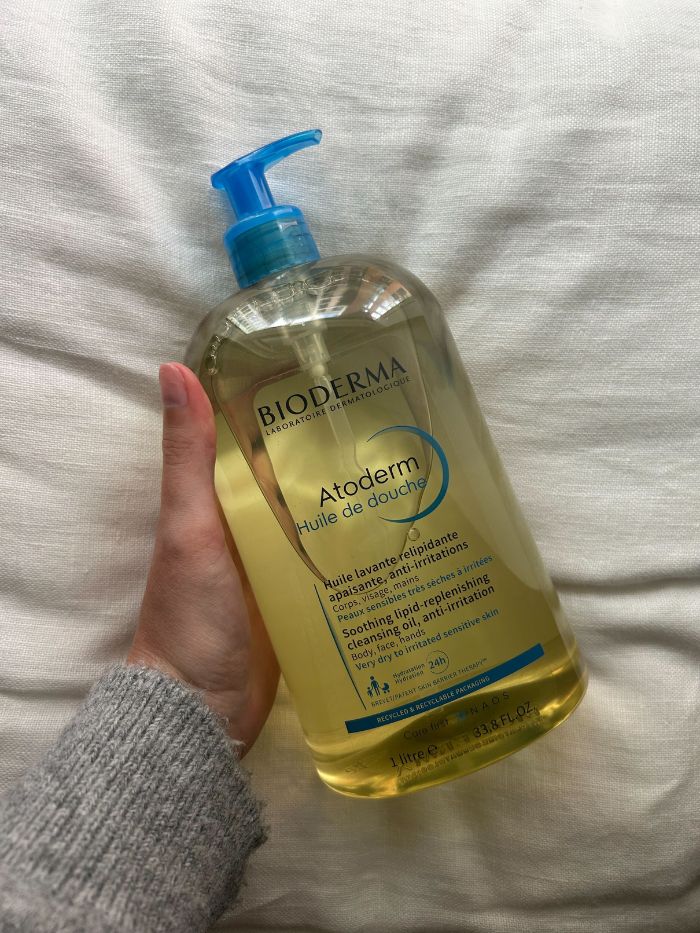 Junior beauty editor Grace Lindsay holding the Bioderma Atoderm Shower Oil