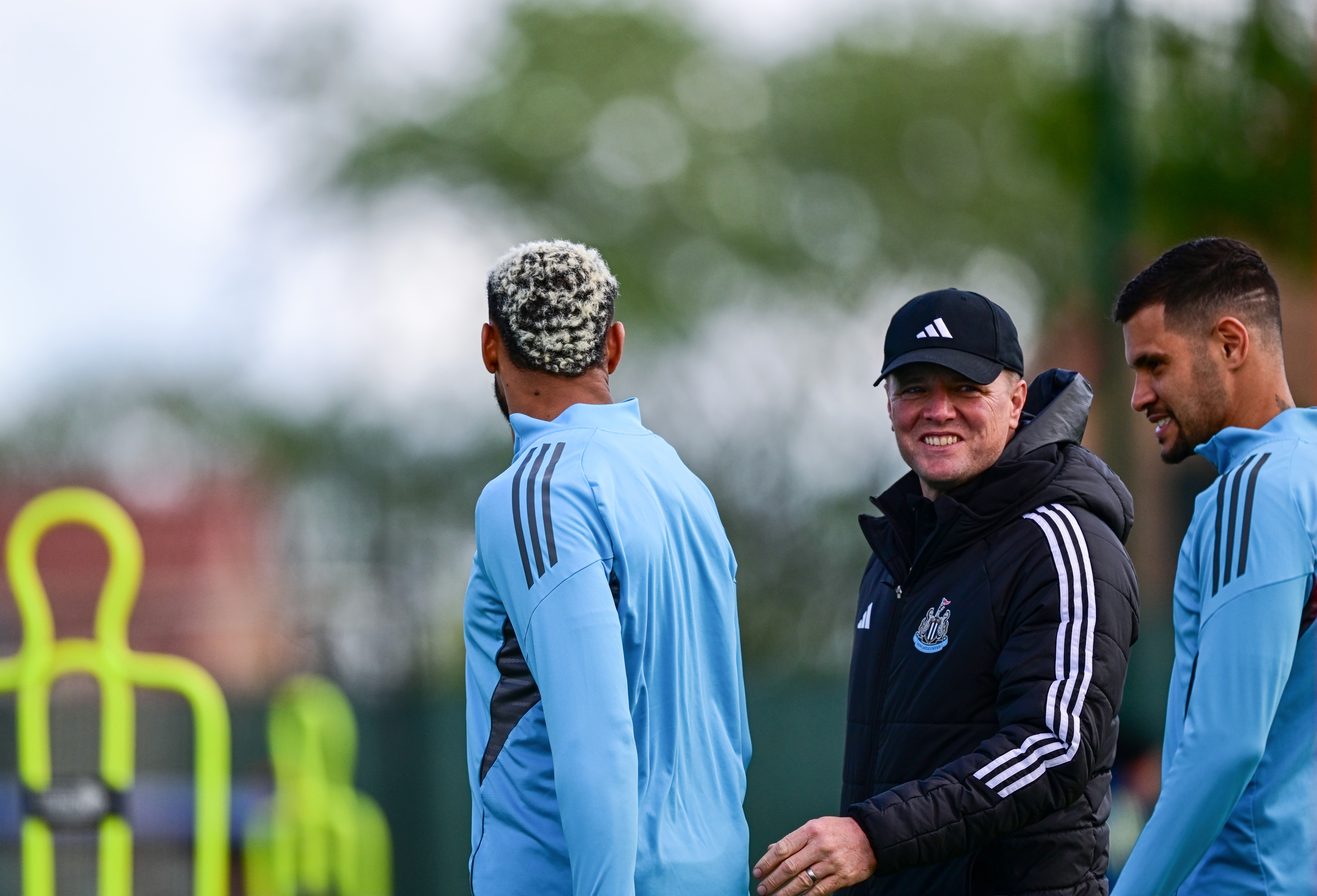 Newcastle United Head Coach Eddie Howe (C) chats with Joelinton (L) and Bruno Guimaraes (R) 