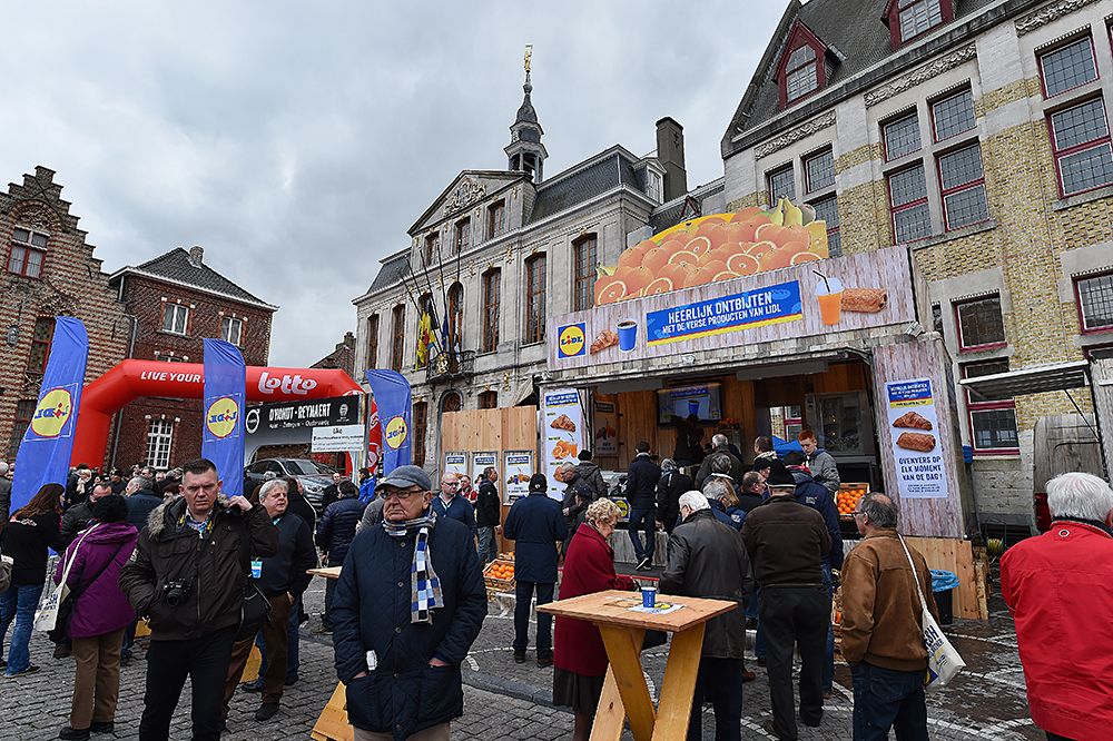 Roeselare City hosts spectators for the Dwars door Vlaanderen