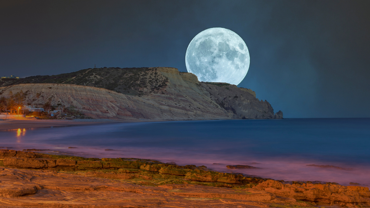 Tout ce qu'il faut savoir sur la Strawberry Supermoon de ce soir et ce qu'elle signifie