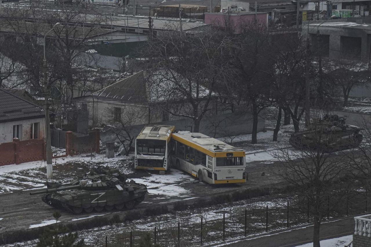 Russian tanks move in on the outskirts of Mariupol, Ukraine