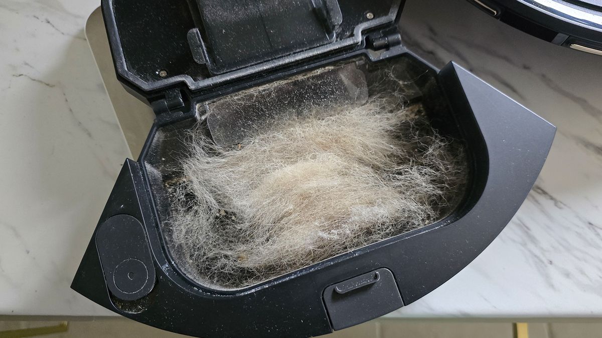 Roborock Q7 M5 bin full of pet hair