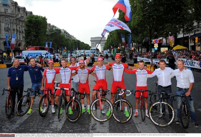 Katusha take a team picture on the Champs-&Eacute;lys&eacute;es