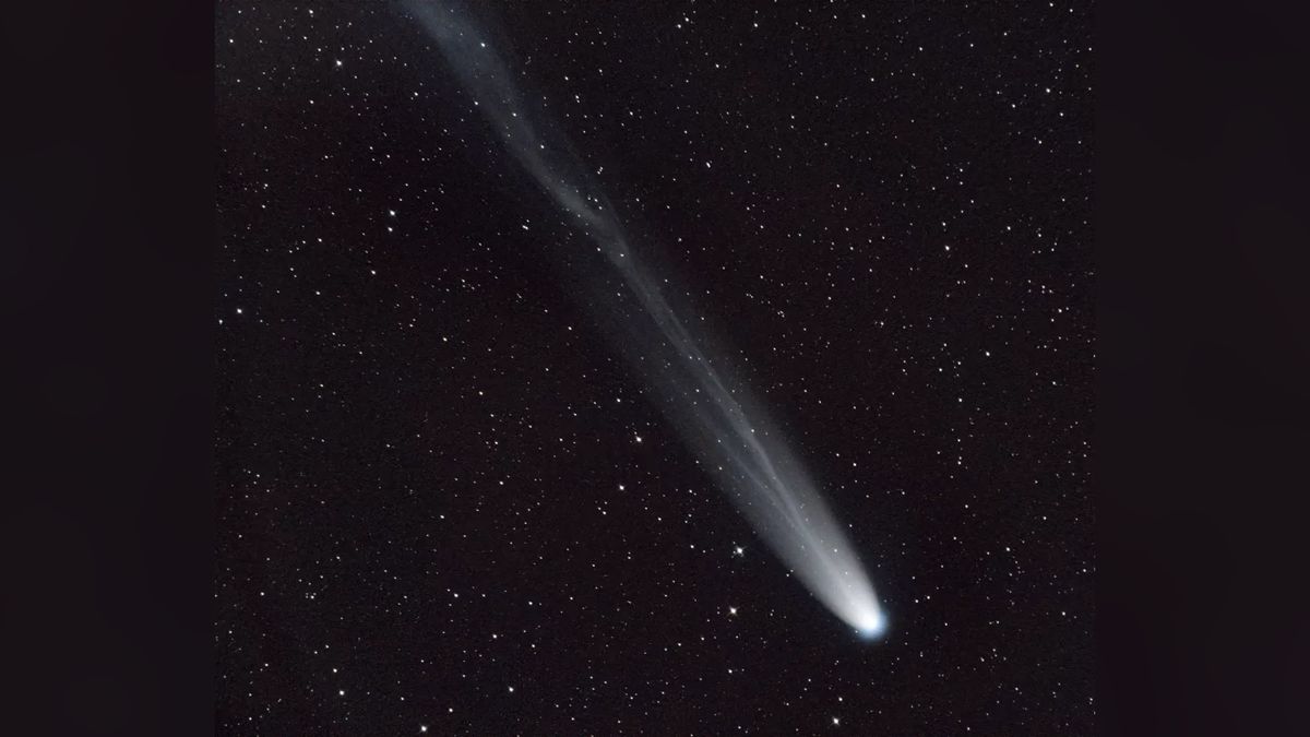 Comet Leonard puts on a final, spectacular display with ion tail in solar wind