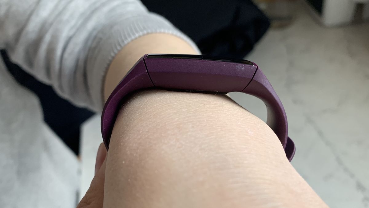 apple watch versus fitbit charge 4