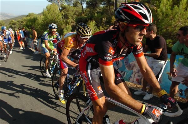 Alejandro Valverde (Caisse d'Epargne) leads Cadel Evans (Silence-Lotto) and Ivan Basso (Liquigas)