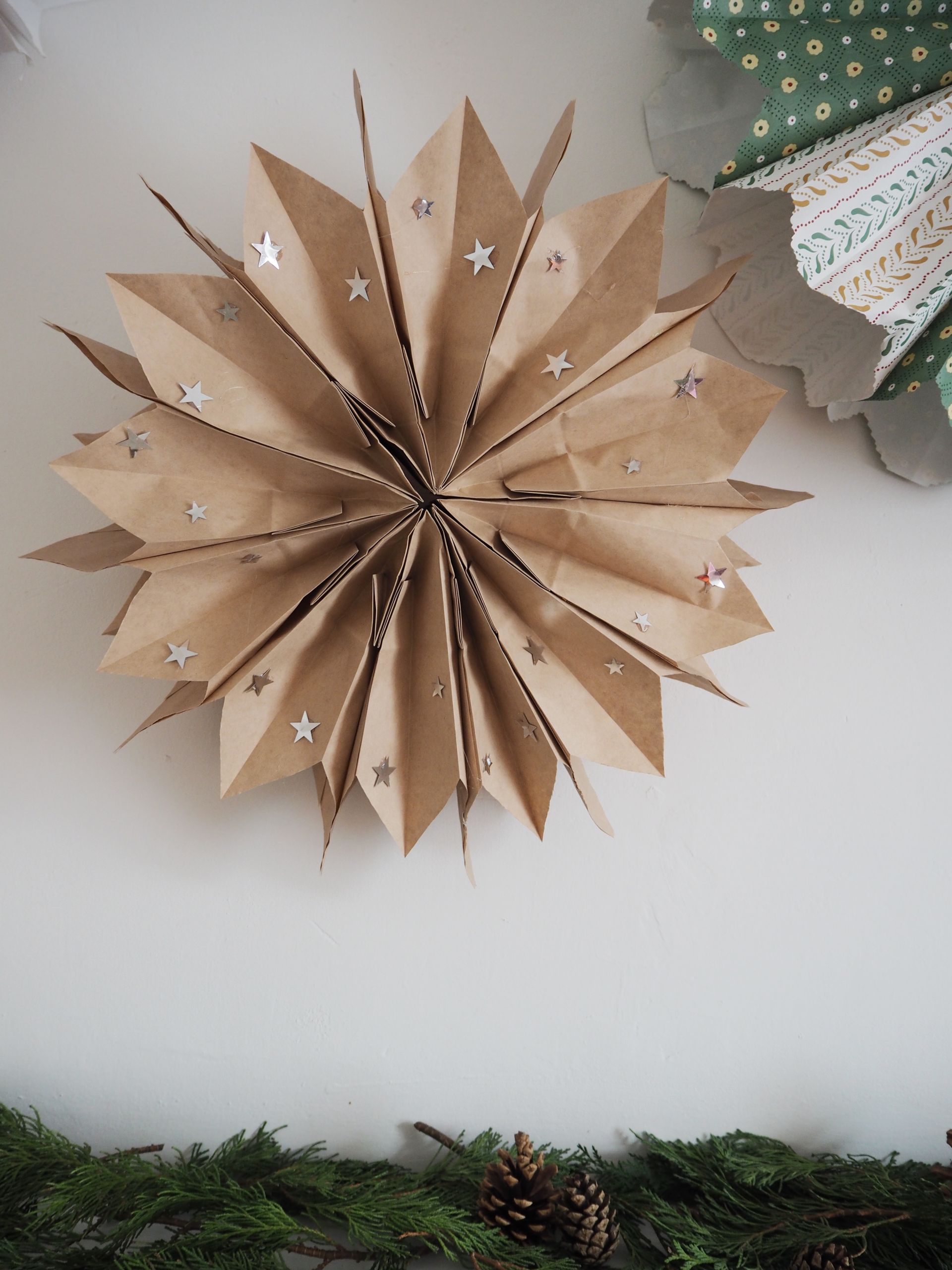 Dekorasi Natal terbuat dari kantong kertas, tas coklat, bintang perak, mantel dengan dedaunan