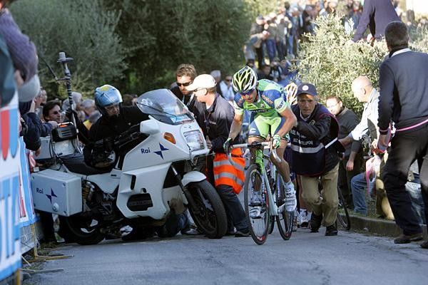 Valerio Agnoli (Liquigas) gets past the fallen motorbike.