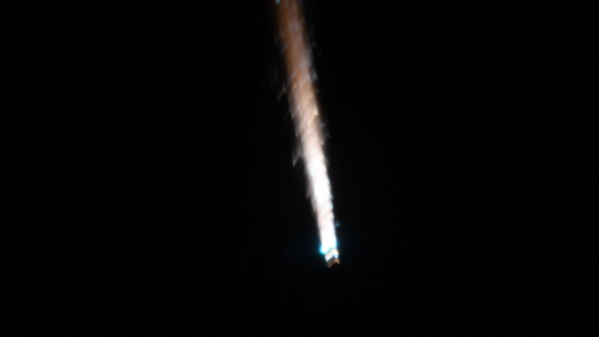 国際宇宙ステーションの宇宙飛行士たちは、地球の大気圏で燃えるロシアの貨物船を観察する（写真）
