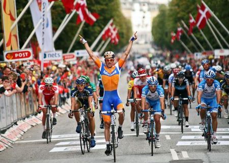 Theo Bos (Rabobank) wins the sprint