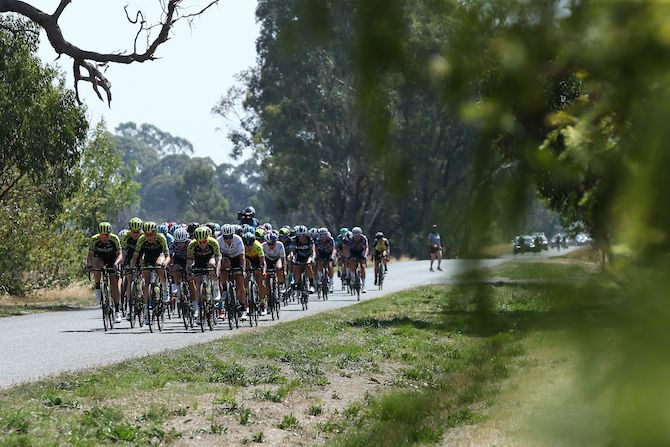 Mitchelton-Scott put the pressure on in the front group to distance the chasers