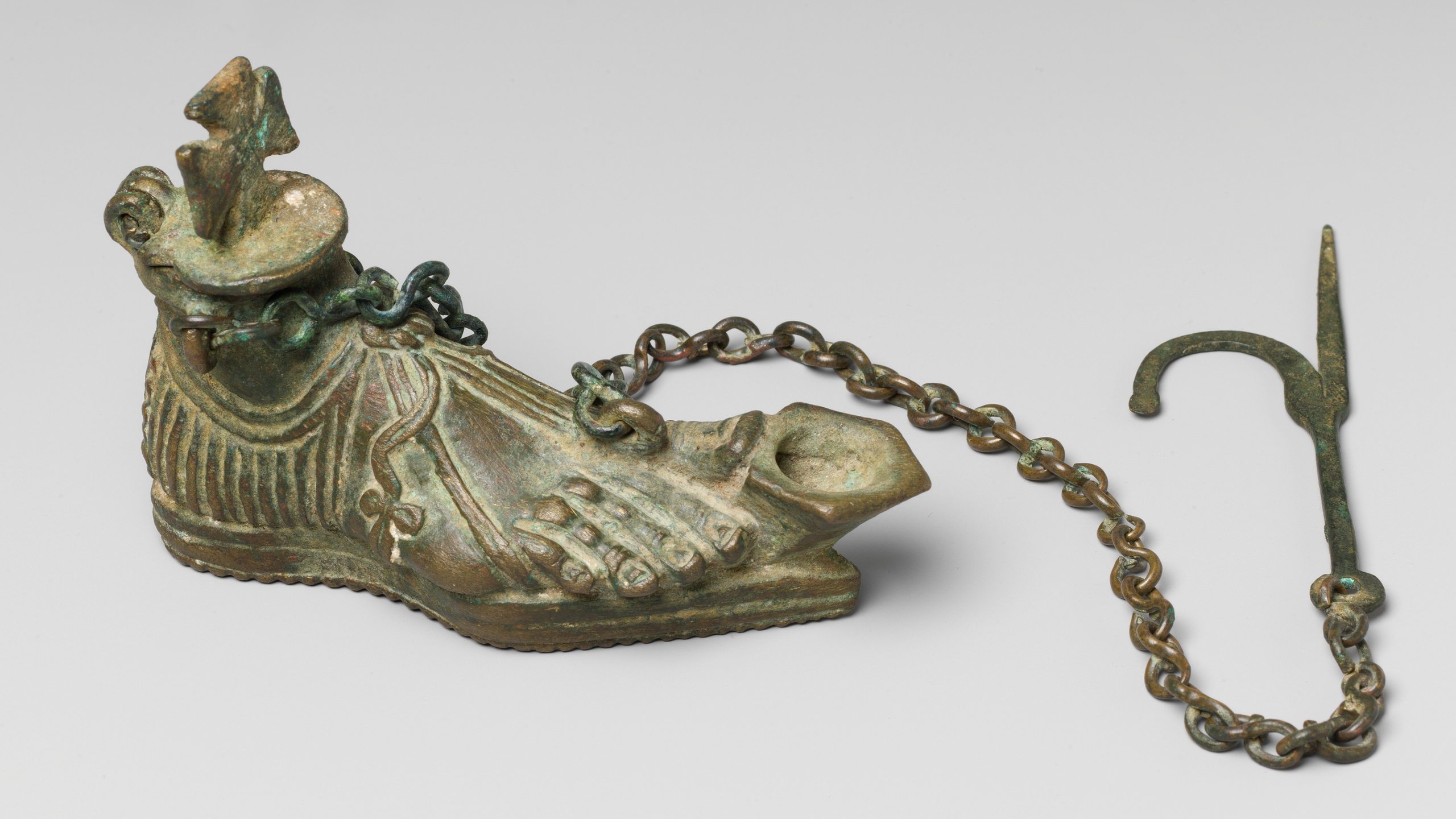 Hanging lamp in the form of a sandaled right foot: A 1,600-year-old bronze lamp with multilayered Christian symbolism Hanging lamp in the form of a sandaled right foot: A 1,600-year-old bronze lamp with multilayered Christian symbolism
