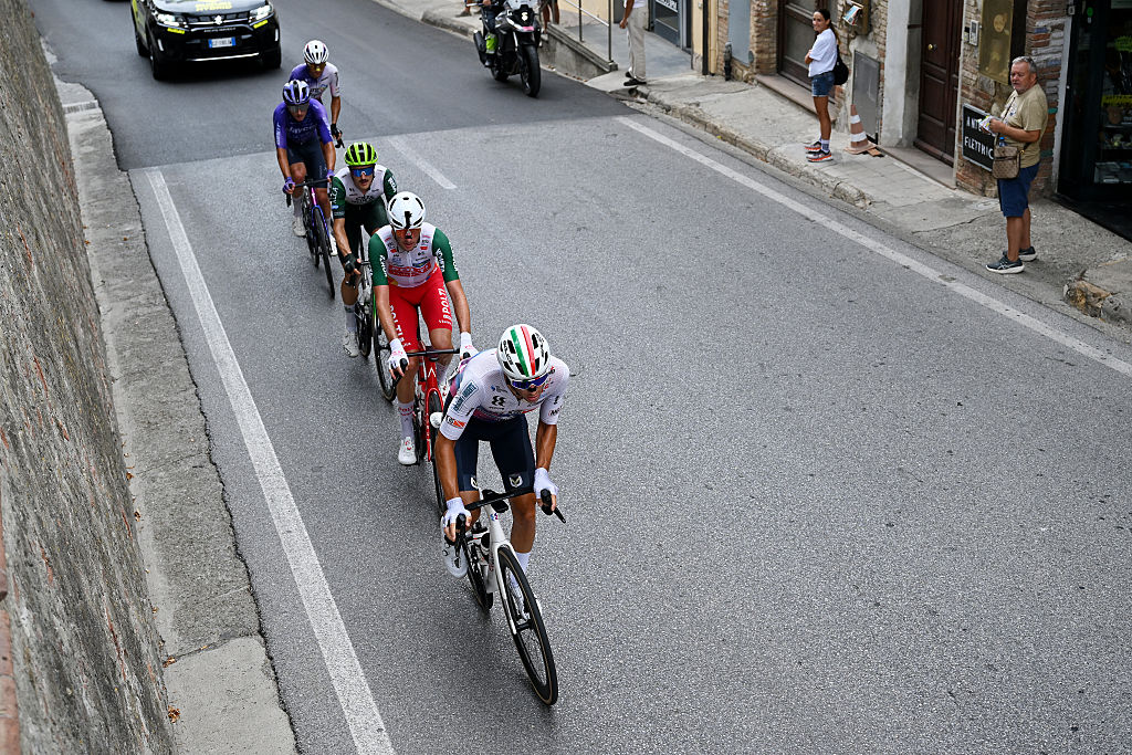 The early breakaway shot from above