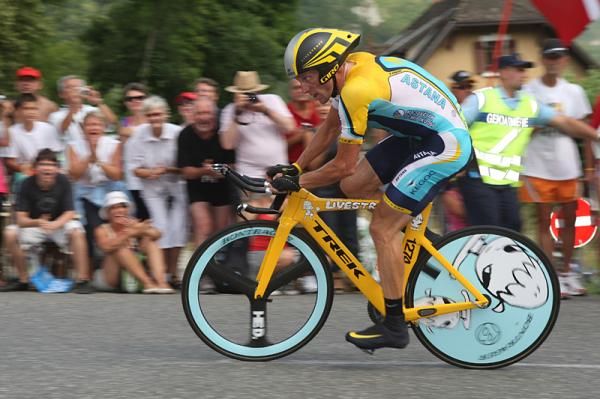 Lance Armstrong (Astana) got a new paint job for his time trial bike.