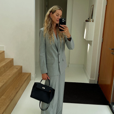 @anoukyve wearing a grey suit