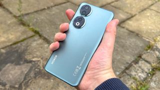 Honor 90 from the back, in hand