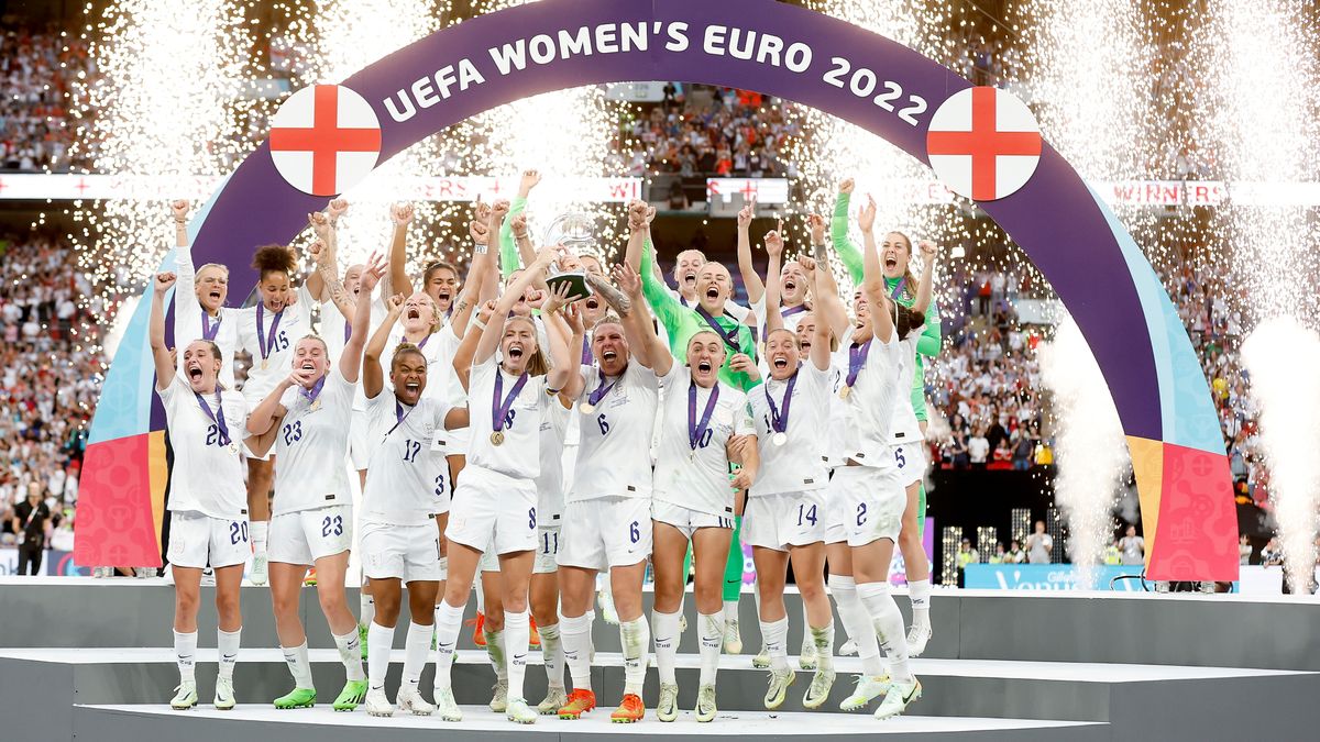 England hold aloft the trophy and will be reigning champions for Women&#039;s Euro 2025