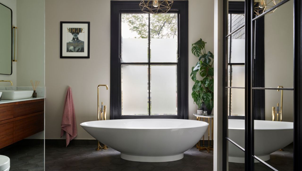 Large bathroom with centralwhite bathtub