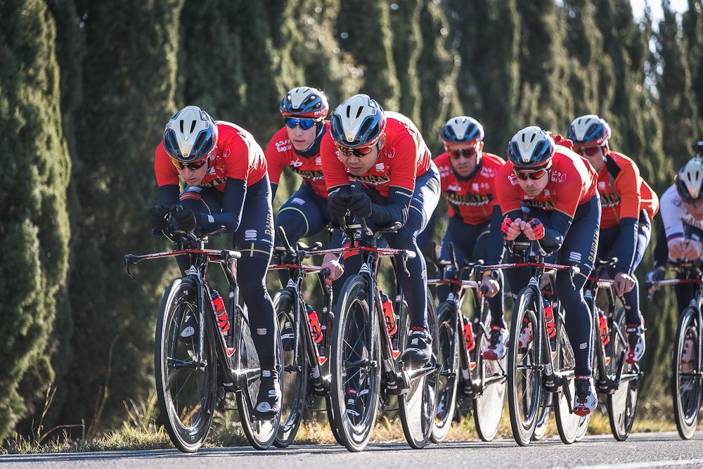 A group ride on TT bikes for Bahrain-Merida