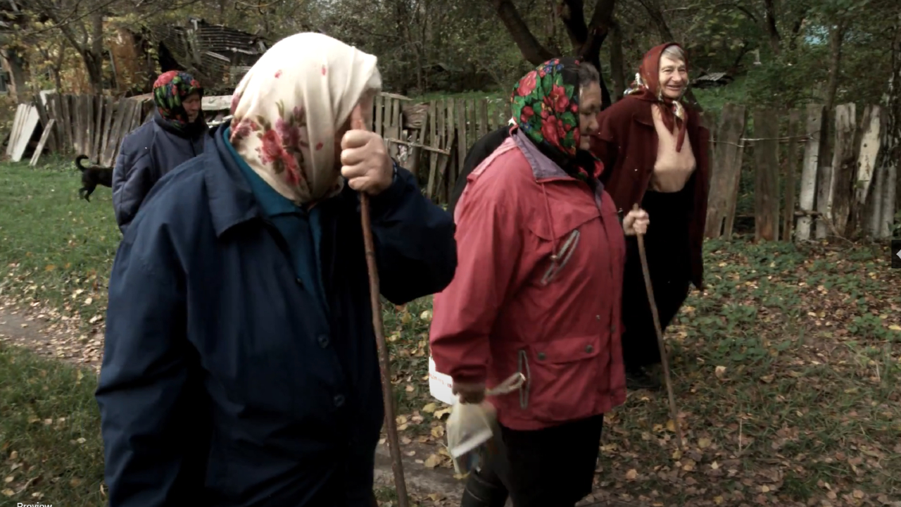 Tres ancianas paseando por Las Babushkas de Chernóbil