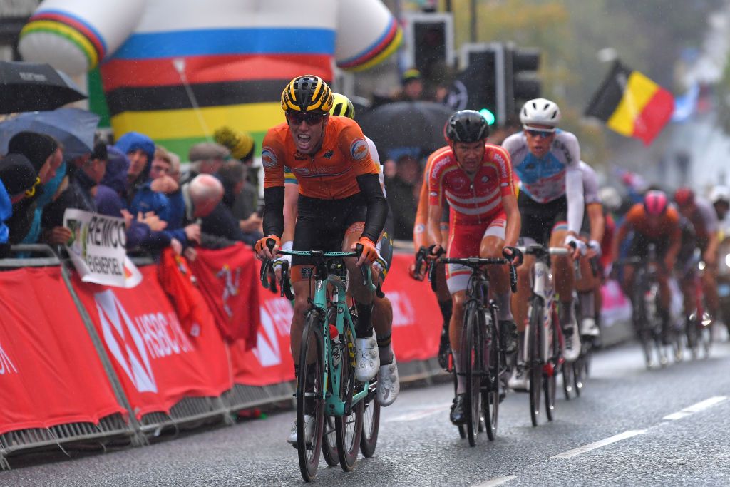 Nils Eekhoff powers the break