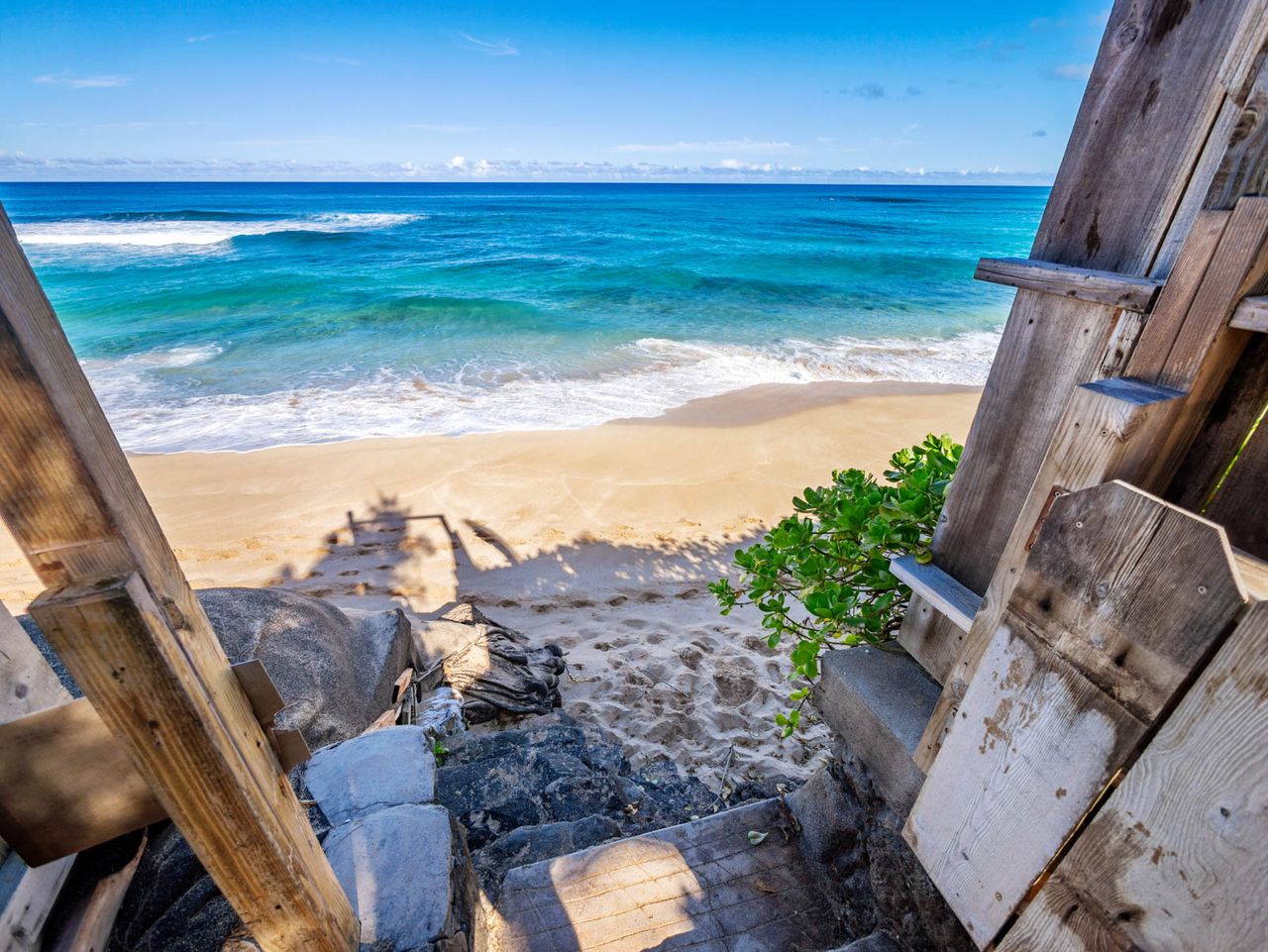 Home for sale in Hawaii on the beach.