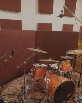 Glyn Johns' mic technique. Note distance from each mic to snare must be identical. 