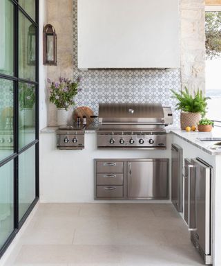 Covered outdoor kitchen with a statement backsplash