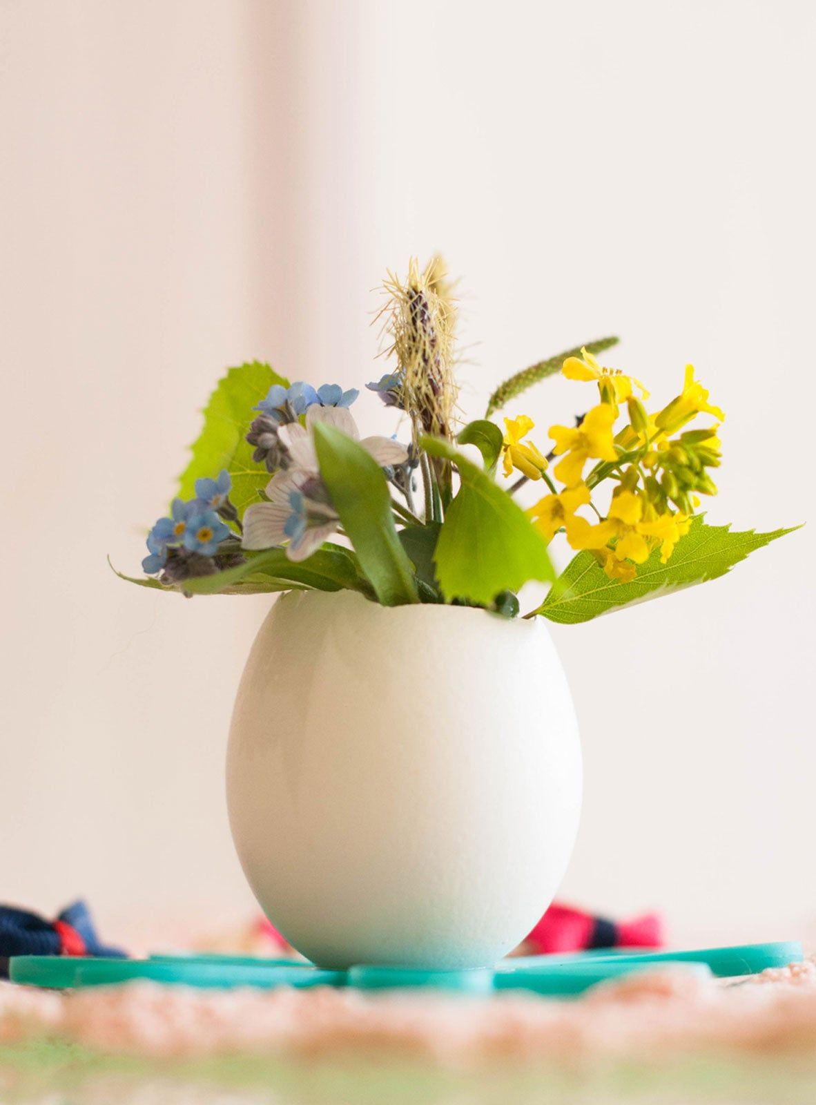 Planting In Eggshells – How to Make An Eggshell Vase | Gardening Know How