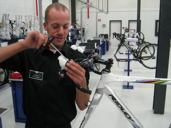 Mechanics build-up the frames one by one.