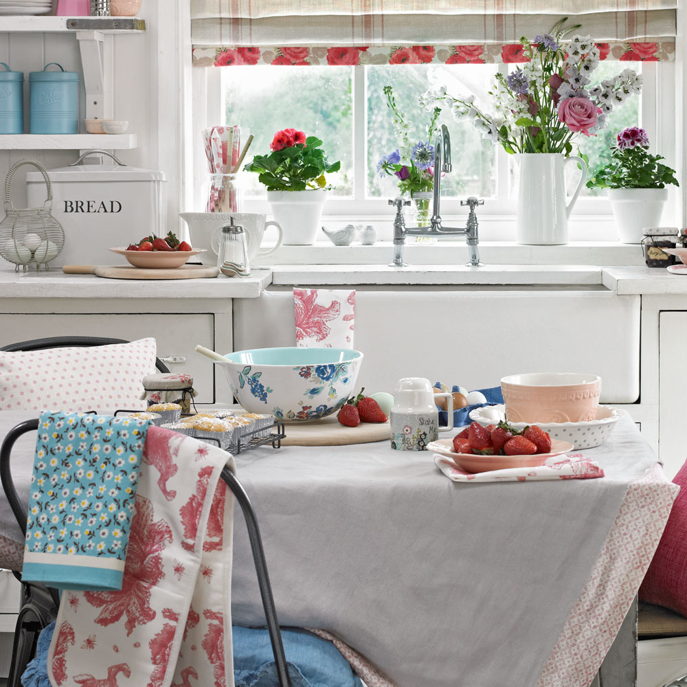 white room with worktop and dining table