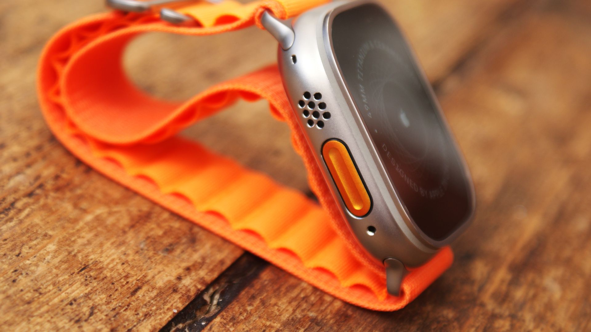 Apple Watch Ultra en uso en muñeca y sobre la mesa