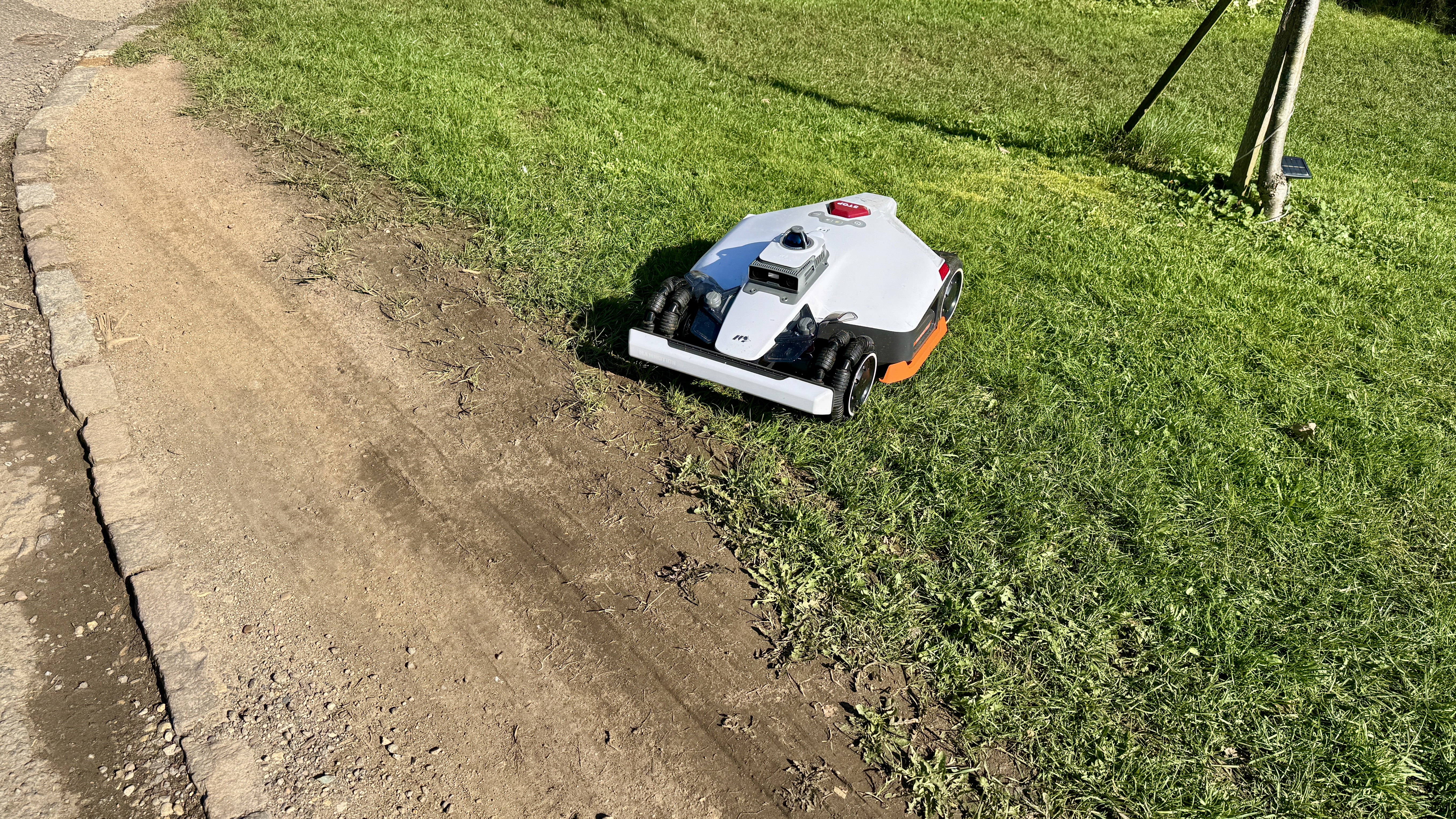 Mammotion LUBA 3 AWD 3000 robot lawn mower