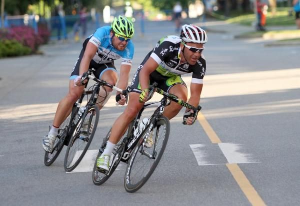 Svein Tuft (Orica-GreenEdge) ahead of Dominik Roels (Team HED p/b Staps)