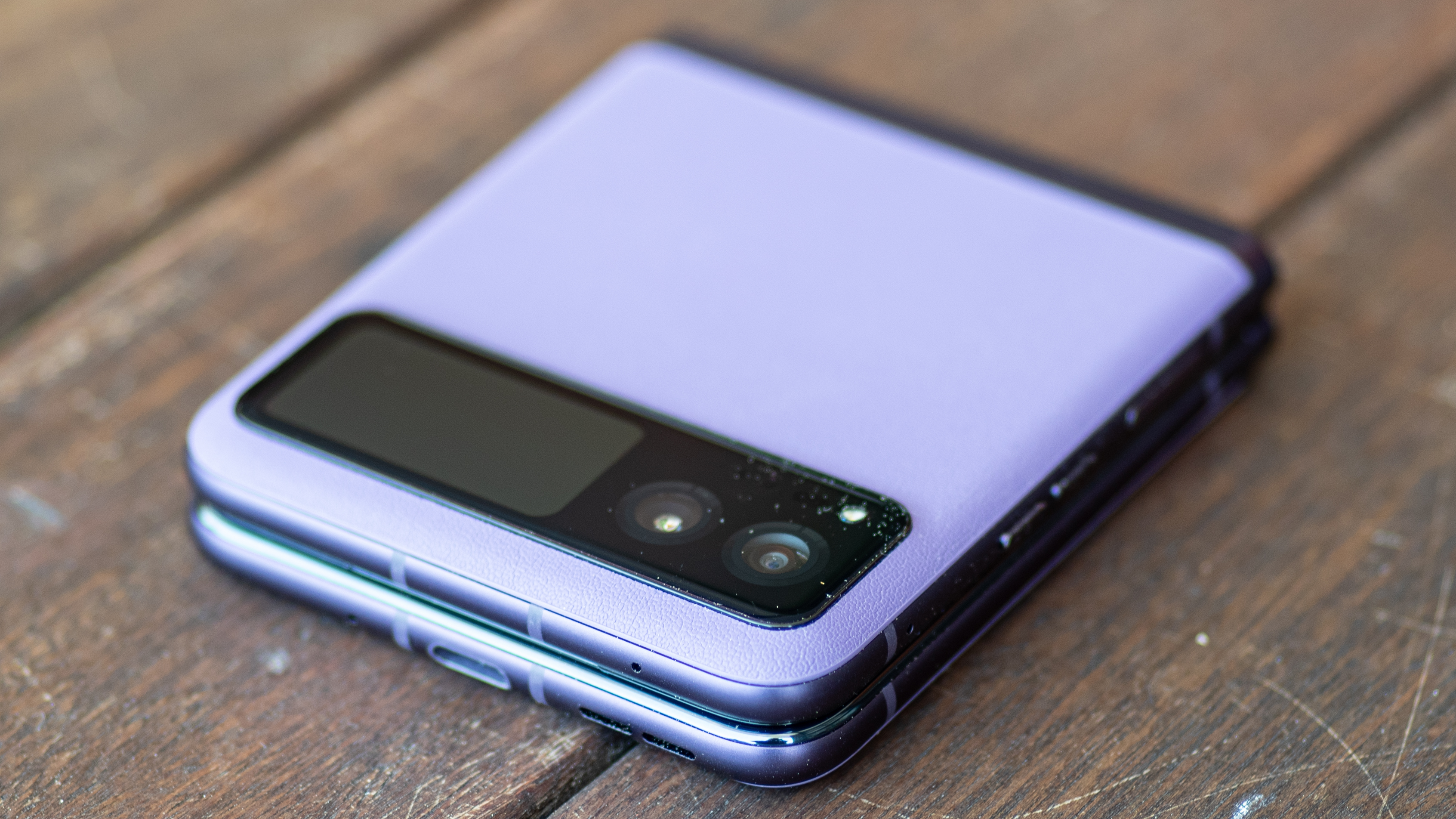 Motorola Razr 2023 en violet fermé sur une table