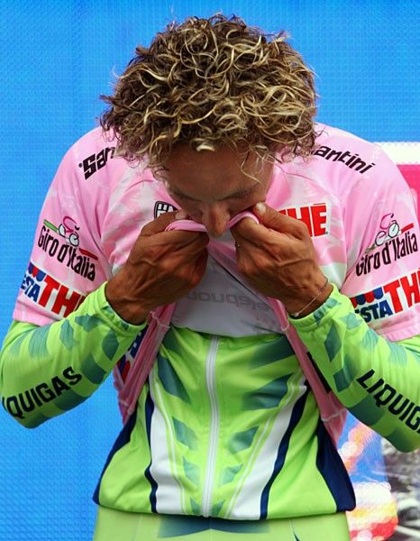 Franco Pellizotti (Liquigas) kisses the pink jersey.