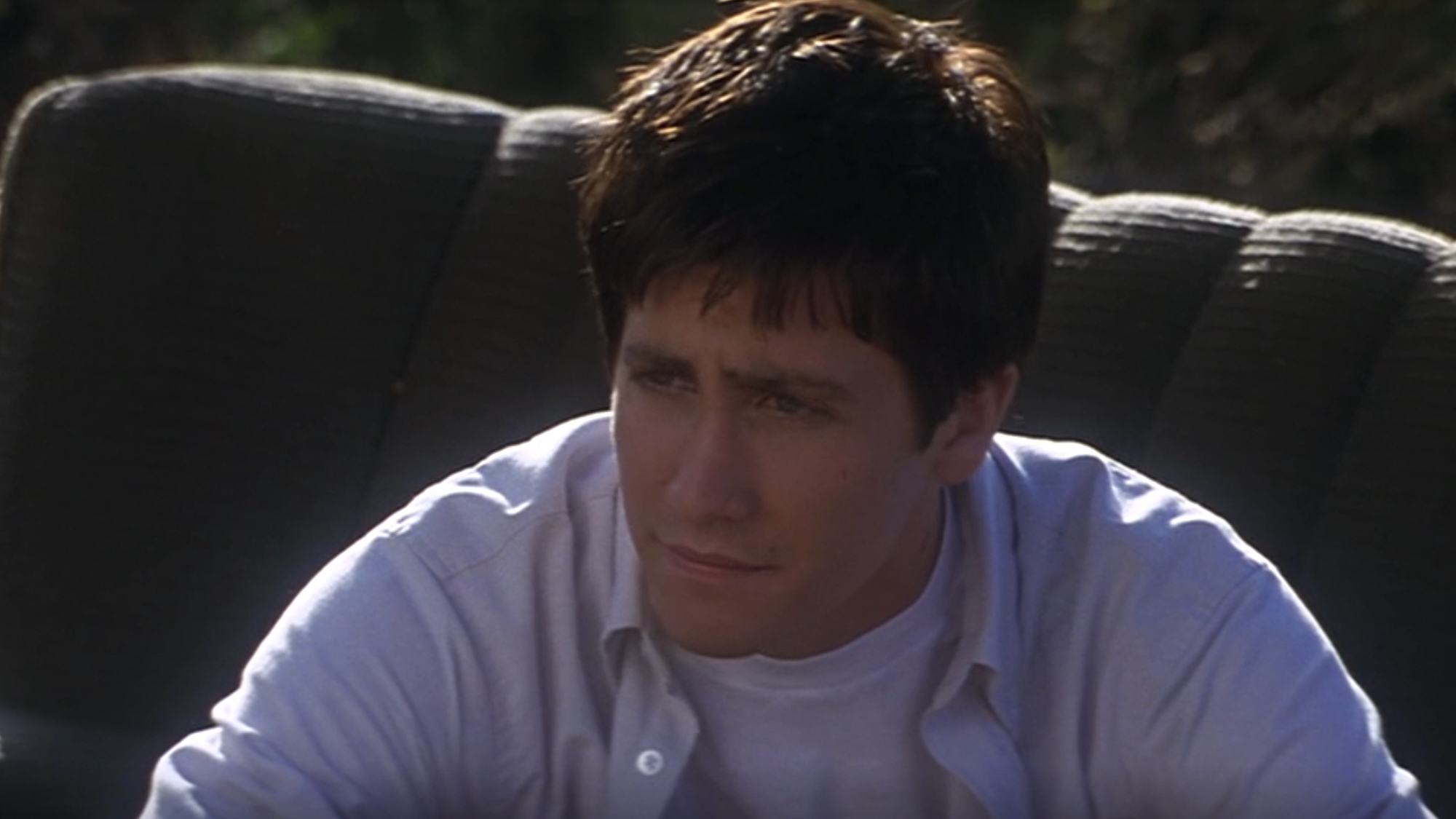 Donnie sitting outside on couch talking to Gretchen in Donnie Darko
