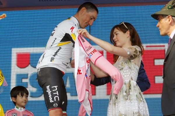 Pinotti pulls on the maglia rosa