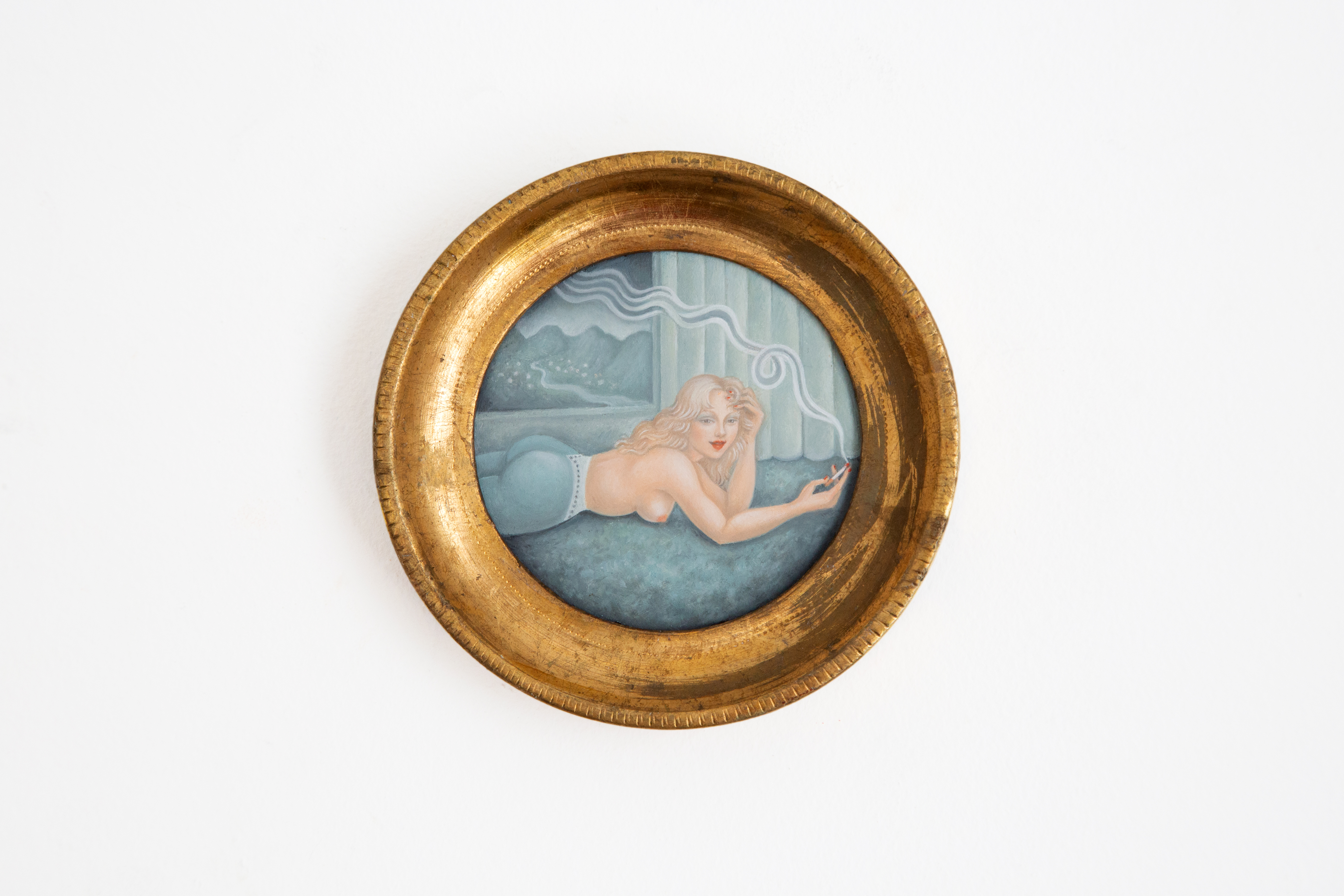 picture of woman in small round frame