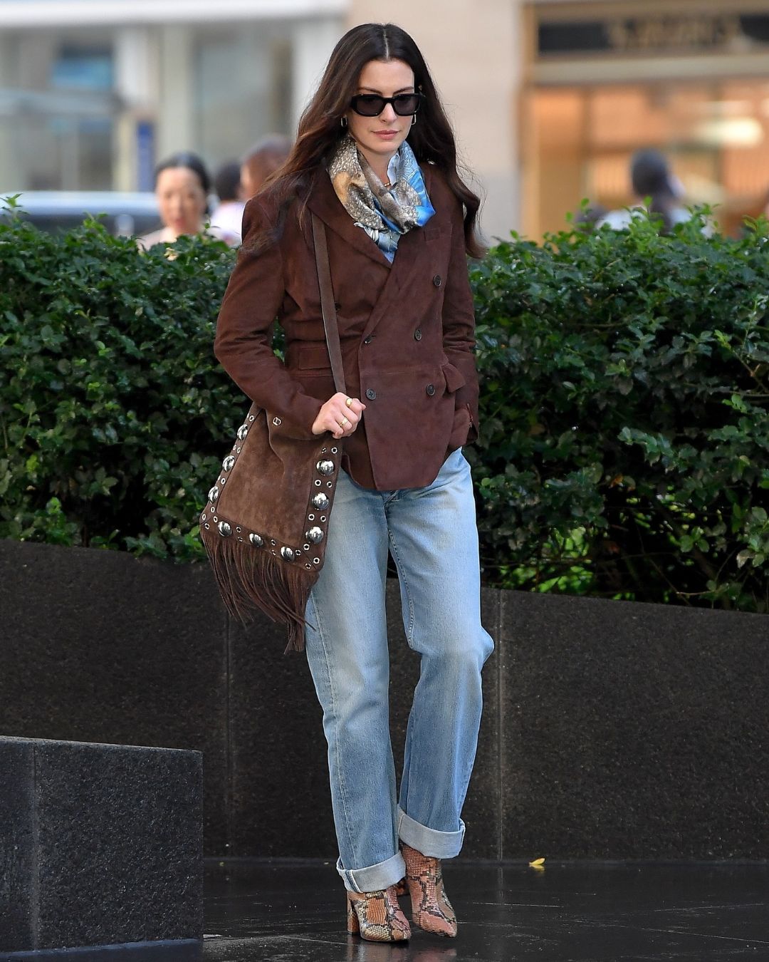 anne hathaway wears a valentino nellcote bag on the set of devil wears prada 2