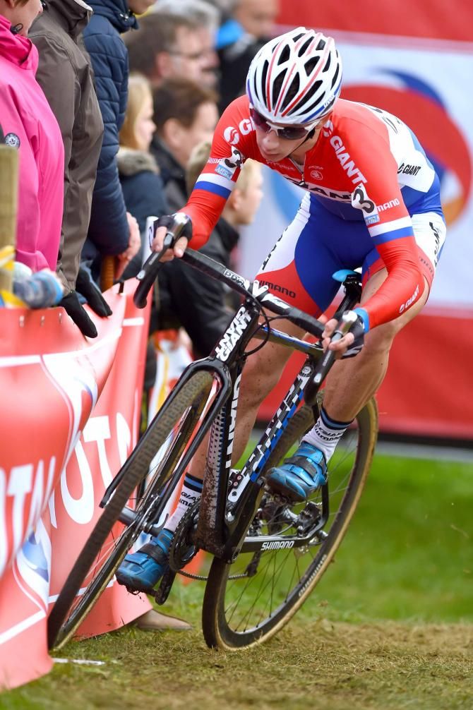 Lars van der Haar (Giant) takes the turn wide