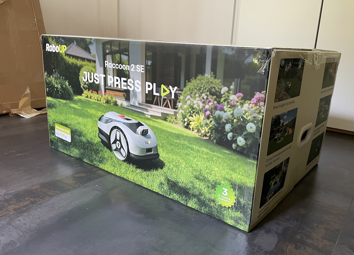 le robot tondeuse raccoon 2 SE dans son carton d'emballage