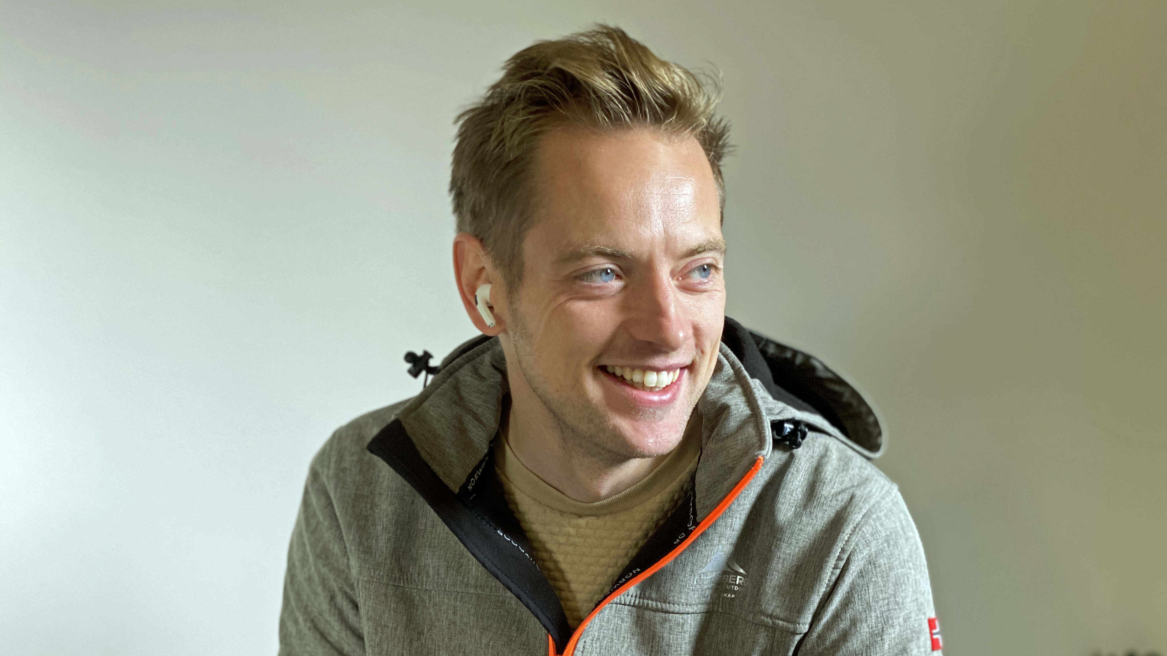 AirPods Prot TechRadarin toimittaja Gareth Beavisin päässä