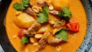 Thai curry with nuts