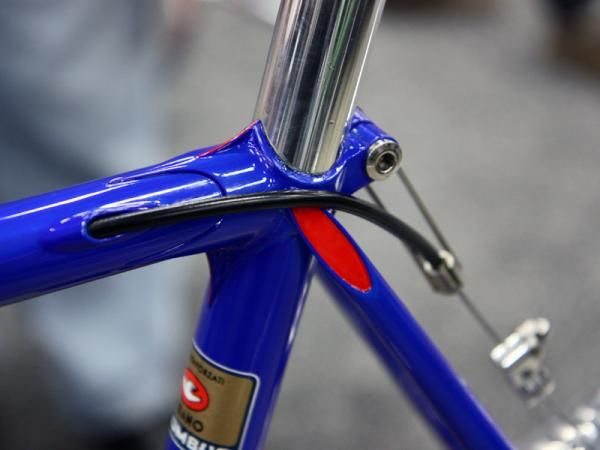 Seat stay caps are finished in contrasting red while the seat lug boasts a subtle webbed point.