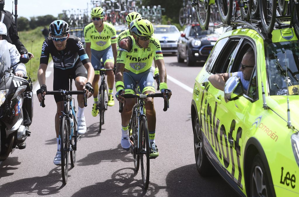 Alberto Contador changed his right shoe after his crash