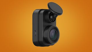 Garmin Dash Cam Mini 2 på en orange baggrund