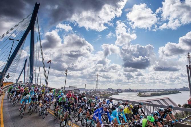 The peloton leaving Hamburg via a bridge