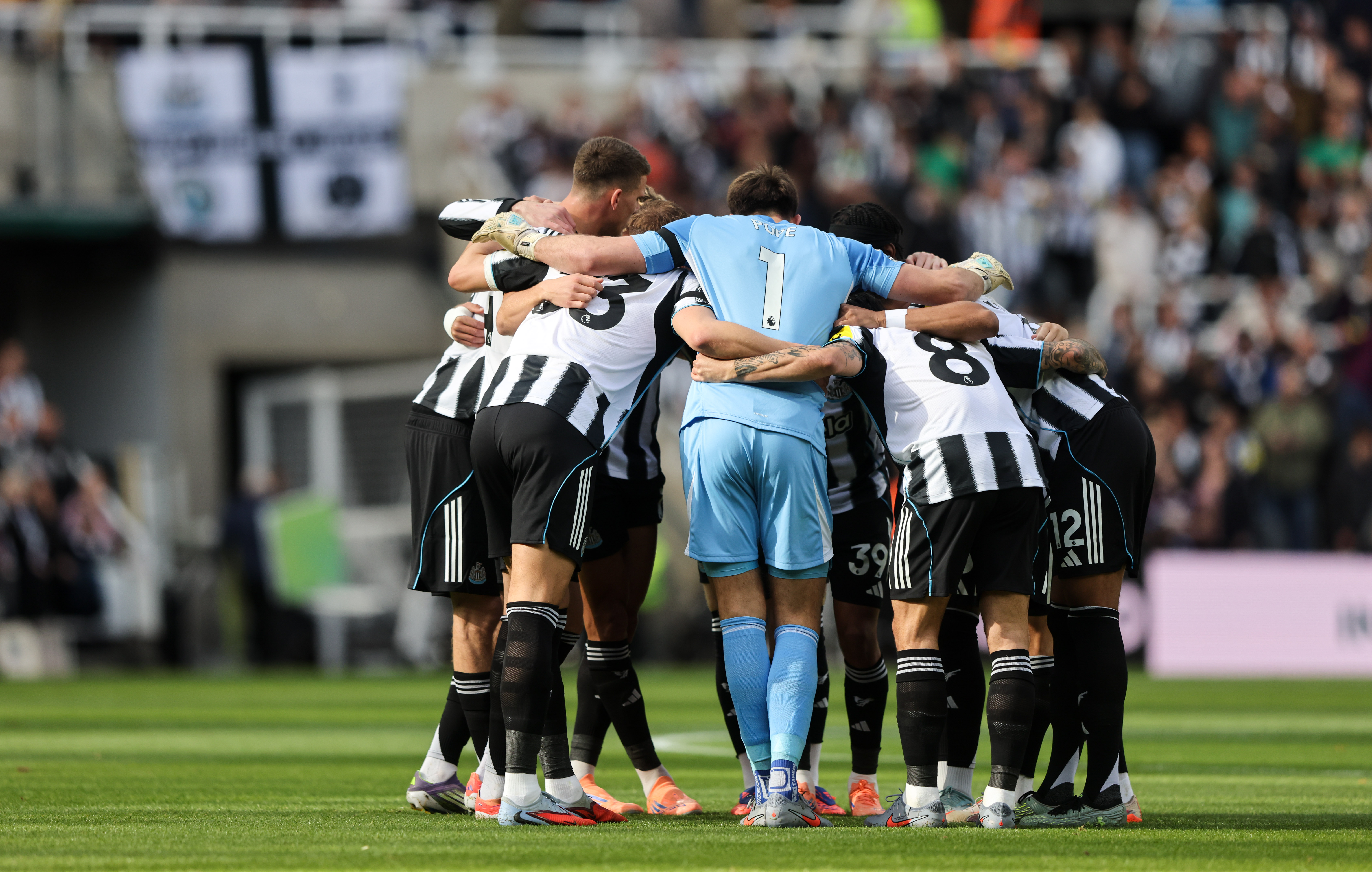 NEWCASTLE UPON TYNE, ENGLAND - OCTOBER 5: The Newcastle United team huddle during the Premier League match between Newcastle United and Nottingham Forest at St James&#039; Park on October 5, 2025 in Newcastle upon Tyne, England. (Photo by Alex Dodd - CameraSport via Getty Images)